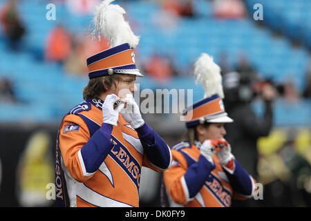 31. Dezember 2010 preforms - Charlotte, North Carolina, USA - Clemson Tigers Band vor dem heutigen Spiel. USF Niederlagen Clemson Tigers 31-26 bei Bank of America Stadium in Charlotte, North Carolina. (Kredit-Bild: © Anthony Barham/Southcreek Global/ZUMAPRESS.com) Stockfoto