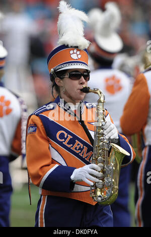 31. Dezember 2010 preforms - Charlotte, North Carolina, USA - Clemson Tigers Band vor dem heutigen Spiel. USF Niederlagen Clemson Tigers 31-26 bei Bank of America Stadium in Charlotte, North Carolina. (Kredit-Bild: © Anthony Barham/Southcreek Global/ZUMAPRESS.com) Stockfoto