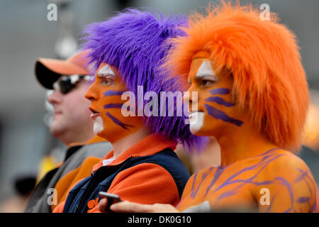 31. Dezember 2010 gamed - Charlotte, North Carolina, USA - Clemson Tigers Fans Blick auf heutige. USF Niederlagen Clemson Tigers 31-26 bei Bank of America Stadium in Charlotte, North Carolina. (Kredit-Bild: © Anthony Barham/Southcreek Global/ZUMAPRESS.com) Stockfoto