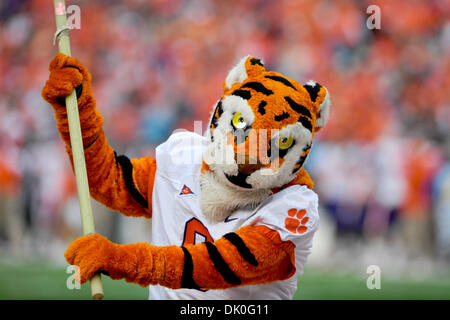 31. Dezember 2010 feiert - Charlotte, North Carolina, USA - Clemson Tigers Maskottchen nach seinem Tor einen Touchdown. USF Niederlagen Clemson Tigers 31-26 bei Bank of America Stadium in Charlotte, North Carolina. (Kredit-Bild: © Anthony Barham/Southcreek Global/ZUMAPRESS.com) Stockfoto