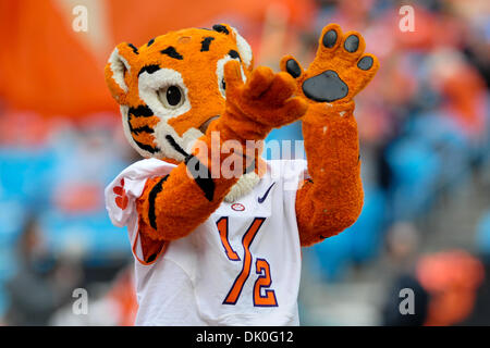 31. Dezember 2010 feiert - Charlotte, North Carolina, USA - Clemson Tigers Maskottchen nach seinem Tor einen Touchdown. USF Niederlagen Clemson Tigers 31-26 bei Bank of America Stadium in Charlotte, North Carolina. (Kredit-Bild: © Anthony Barham/Southcreek Global/ZUMAPRESS.com) Stockfoto