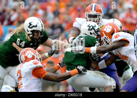 31. Dezember 2010 - Charlotte, North Carolina, USA - Clemson Tigers Sicherheit DeAndre McDaniel (2) macht der Angriff. USF Niederlagen Clemson Tigers 31-26 bei Bank of America Stadium in Charlotte, North Carolina. (Kredit-Bild: © Anthony Barham/Southcreek Global/ZUMAPRESS.com) Stockfoto