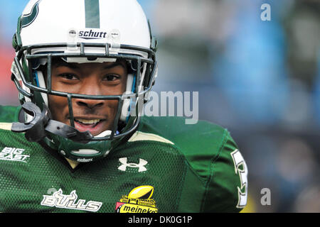 31. Dezember 2010 - Charlotte, North Carolina, USA - South Florida Bulls Sicherheit JaQuez Jenkins (30). USF Niederlagen Clemson Tigers 31-26 bei Bank of America Stadium in Charlotte, North Carolina. (Kredit-Bild: © Anthony Barham/Southcreek Global/ZUMAPRESS.com) Stockfoto