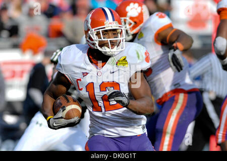 31. Dezember 2010 - Charlotte, North Carolina, USA - Clemson Tigers Cornerback Marcus Gilchrist (12) trägt den Ball. USF Niederlagen Clemson Tigers 31-26 bei Bank of America Stadium in Charlotte, North Carolina. (Kredit-Bild: © Anthony Barham/Southcreek Global/ZUMAPRESS.com) Stockfoto