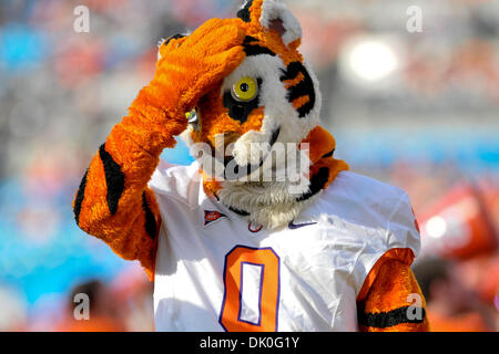 31. Dezember 2010 - Charlotte, North Carolina, USA - Clemson Tigers Maskottchen hält seine wieder. USF Niederlagen Clemson Tigers 31-26 bei Bank of America Stadium in Charlotte, North Carolina. (Kredit-Bild: © Anthony Barham/Southcreek Global/ZUMAPRESS.com) Stockfoto