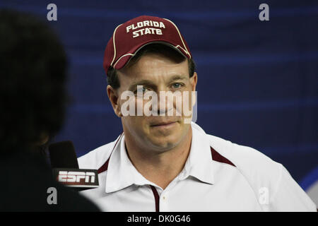 31. Dezember 2010 - Atlanta, Georgia, Vereinigte Staaten von Amerika - 31. Dezember 2010: Florida State Cheftrainer Jimbo Fisher mit ESPN vor dem Start der Küken-Fil-A-Bowl Interviews. (Kredit-Bild: © Jeremy Brevard/Southcreek Global/ZUMAPRESS.com) Stockfoto