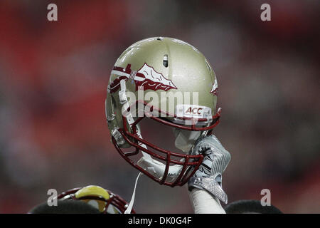 31. Dezember 2010 - Atlanta, Georgia, Vereinigte Staaten von Amerika - 31. Dezember 2010: A Florida State Helm wird vor dem Start der Chick-Fil A Bowl gegen die South Carolina Gamecocks aufgehalten. (Kredit-Bild: © Jeremy Brevard/Southcreek Global/ZUMAPRESS.com) Stockfoto