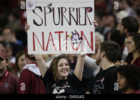 31. Dezember 2010 - Atlanta, Georgia, Vereinigte Staaten von Amerika - 31. Dezember 2010: A South Carolina Gamecocks Lüfter hält ein Schild in der ersten Hälfte der Küken-Fil-A-Bowl. (Kredit-Bild: © Jeremy Brevard/Southcreek Global/ZUMAPRESS.com) Stockfoto