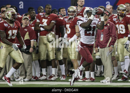 31. Dezember 2010 - Atlanta, Georgia, Vereinigte Staaten von Amerika - 31. Dezember 2010: South Carolina Gamecocks Runningback Marcus Lattimore fängt einen Pass für einen langen Gewinn im ersten Quartal in der Küken-Fil-A-Bowl gegen die Florida State Seminolen. (Kredit-Bild: © Jeremy Brevard/Southcreek Global/ZUMAPRESS.com) Stockfoto