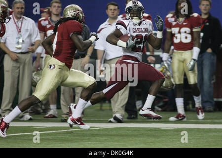 31. Dezember 2010 - Atlanta, Georgia, Vereinigte Staaten von Amerika - 31. Dezember 2010: South Carolina Runningback Marcus Lattimore läuft nach einem Fang im ersten Quartal im Spiel gegen die Florida State Seminolen. (Kredit-Bild: © Jeremy Brevard/Southcreek Global/ZUMAPRESS.com) Stockfoto