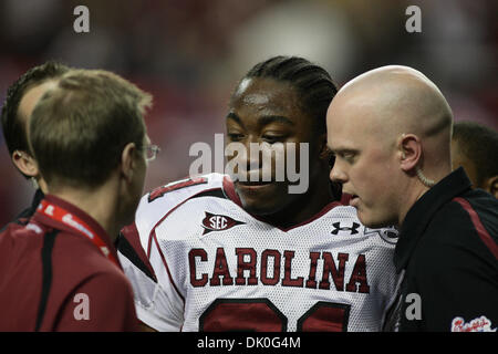 31. Dezember 2010 - Atlanta, Georgia, Vereinigte Staaten von Amerika - 31. Dezember 2010: South Carolina Runningback Marcus Lattimore bekommt abseits des Feldes durch die Ausbildung des Personals im ersten Quartal nach einem harten Treffer von der Florida State Defense geholfen. (Kredit-Bild: © Jeremy Brevard/Southcreek Global/ZUMAPRESS.com) Stockfoto