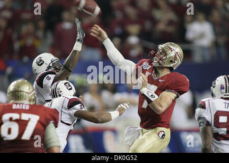 31. Dezember 2010 - Atlanta, Georgia, Vereinigte Staaten von Amerika - 31. Dezember 2010: Florida State Quarterback Christian Ponder wirft einen Pass während unter Druck gesetzt durch die Verteidigung von South Carolina. (Kredit-Bild: © Jeremy Brevard/Southcreek Global/ZUMAPRESS.com) Stockfoto