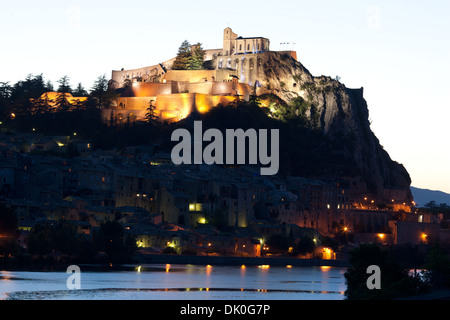 Zitadelle von Sisteron in der Abenddämmerung mit Blick auf die Altstadt und den Durance River. Alpes-de-Haute-Provence, Provence, Frankreich. Stockfoto