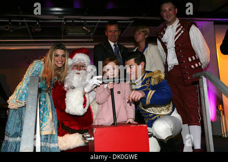 Bromley, UK. 1. Dezember 2013.  Anna Williamson & Matt Lapinskas zusammen mit Santa Claus und der Bürgermeister von Bromley Wechsel Weihnachten leuchtet auf Kredit: Keith Larby/Alamy Live News Stockfoto