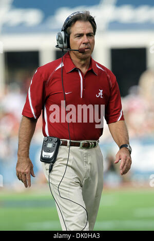 1. Januar 2011 - Orlando, Florida, Vereinigte Staaten von Amerika - Alabama Crimson Tide Head Coach Nick Saban Schritte der Seitenlinie während der 2011 Capital One Bowl statt an der Florida Citrus Bowl in Orlando, FL. (Credit-Bild: © Don Montague/Southcreek Global/ZUMAPRESS.com) Stockfoto