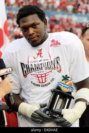 1. Januar 2011 - Orlando, Florida, Vereinigte Staaten von Amerika - Alabama Crimson Tide Courtney Upshaw wie er die Capital One Bowl Game MVP-Trophäe verliehen wird. Alabama besiegte Michigan State 49-7. (Kredit-Bild: © Don Montague/Southcreek Global/ZUMAPRESS.com) Stockfoto