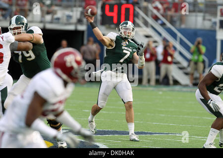 1. Januar 2011 - Orlando, Florida, Vereinigte Staaten von Amerika - Michigan State Spartans Keith Nichol Attemps ein Passduring 2011 Capital One Bowl in Orlando, Florida.  Alabama besiegte Michigan State 49-7. (Kredit-Bild: © Don Montague/Southcreek Global/ZUMAPRESS.com) Stockfoto