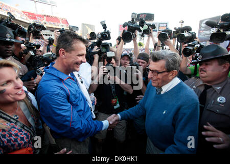 1. Januar 2011 - FL, USA - Willen VRAGOVIC |   Times.TP 332615 vrag outback 13 (01.01.11 Tampa) Florida Cheftrainer Urban Meyer schüttelt Hände mit Penn State Trainer Joe Paterno nach der University of Florida Gators und der Penn State Nittany Lions in die 25. jährliche Outback Bowl im Raymond James Stadium in Tampa, Samstag, 1. Januar 2011. Die Gators besiegte die Nittany Lion Stockfoto