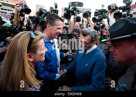 1. Januar 2011 - FL, USA - Willen VRAGOVIC |   Times.TP 332615 vrag outback 12 (01.01.11 Tampa) Florida Cheftrainer Urban Meyer schüttelt Hände mit Penn State Trainer Joe Paterno nach der University of Florida Gators und der Penn State Nittany Lions in die 25. jährliche Outback Bowl im Raymond James Stadium in Tampa, Samstag, 1. Januar 2011. Die Gators besiegte die Nittany Lion Stockfoto