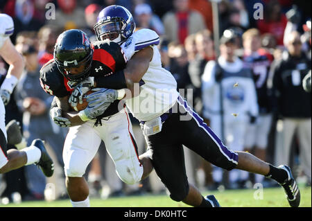 1. Januar 2011 - Dallas, Texas, Vereinigte Staaten von Amerika - Texas Tech Red Raiders laufen wieder Eric Stephens (24) läuft für ein First Down während der TicketCity Bowl-Spiel zwischen der Northwestern University und Texas Tech University. Die Red Raiders besiegten die Wildcats 45-38. (Kredit-Bild: © Jerome Miron/Southcreek Global/ZUMAPRESS.com) Stockfoto