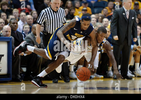 1. Januar 2011 weiter - Milwaukee, Wisconsin, USA - Westvirginia nach vorne JOHN Blumen (41) Schlachten Marquette JIMMY BUTLER (33) für eine lockere Kugel während des Spiels zwischen Marquette Golden Eagles und die West Virginia Mountaineers im Bradley Center. Marquette besiegt West Virginia 79-74. (Kredit-Bild: © John Rowland/Southcreek Global/ZUMAPRESS.com) Stockfoto