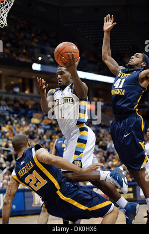 1. Januar 2011 ist - Milwaukee, Wisconsin, USA - Marquette Wache Darius Johnson-Odom (1) von West Virginia Guard Joe Mazzulla (21), während West Virginia nach vorne John Blumen (41) Versuche, die Aufnahme während des Spiels zwischen Marquette Golden Eagles und die West Virginia Mountaineers im Bradley Center in Milwaukee, WI zu blockieren gefoult. Marquette besiegt West Virginia 79-74. (Credit Stockfoto
