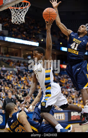 1. Januar 2011 ist - Milwaukee, Wisconsin, USA - Marquette Wache Darius Johnson-Odom (1) von West Virginia Guard Joe Mazzulla (21), während West Virginia nach vorne John Blumen (41) Versuche, die Aufnahme während des Spiels zwischen Marquette Golden Eagles und die West Virginia Mountaineers im Bradley Center in Milwaukee, WI zu blockieren gefoult. Marquette besiegt West Virginia 79-74. (Credit Stockfoto