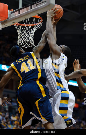 1. Januar 2011 ist - Milwaukee, Wisconsin, USA - Marquette Center Chris Otule (42) von West Virginia nach vorne John Blumen (41) gefoult, bei dem Versuch, dunk den Ball während des Spiels zwischen Marquette Golden Eagles und die West Virginia Mountaineers im Bradley Center in Milwaukee, Wisconsin. Marquette besiegt West Virginia 79-74. (Kredit-Bild: © John Rowland/Southcreek Global/ZUMAPRES Stockfoto
