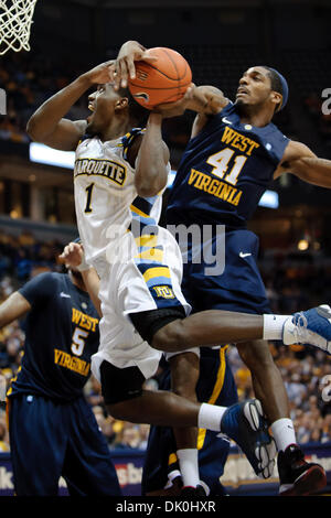 1. Januar 2011 ist während des Spiels zwischen Marquette Golden Eagles und die West Virginia Mountaineers im Bradley Center in Milwaukee, Wisconsin - Milwaukee, Wisconsin, USA - Marquette Wache Darius Johnson-Odom (1) von West Virginia nach vorne John Blumen (41) gefoult. Marquette besiegt West Virginia 79-74. (Kredit-Bild: © John Rowland/Southcreek Global/ZUMAPRESS.com) Stockfoto