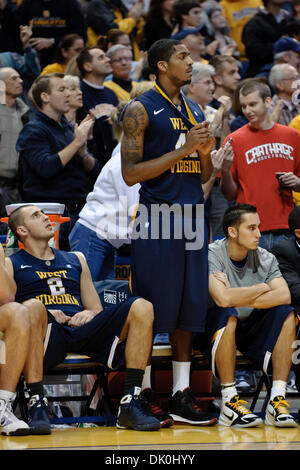 1. Januar 2011 - Milwaukee, Wisconsin, USA - Westvirginia Vorlauf Cam Thoroughman (2) und nach vorne John Blumen (41) sehen in den letzten Sekunden des Spiels zwischen Marquette Golden Eagles und die West Virginia Mountaineers im Bradley Center in Milwaukee, WI niedergeschlagen. Marquette besiegt West Virginia 79-74. (Kredit-Bild: © John Rowland/Southcreek Global/ZUMAPRESS.com) Stockfoto