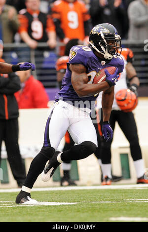 2. Januar 2011 - Baltimore, Maryland, Vereinigte Staaten von Amerika - Baltimore Ravens Sicherheit Ed Reed (20) läuft der Ball nach dem vornehmen einer Interception im ersten Quartal von Sonntag Nachmittag Spiel gegen die Cincinnati Bengals M & T Bank Stadium in Baltimore, Maryland. Die Raben führen die Bengals 3: 0 am Ende des ersten Quartals. (Kredit-Bild: © Russell Tracy/Southcreek Global/ZUMAPR Stockfoto