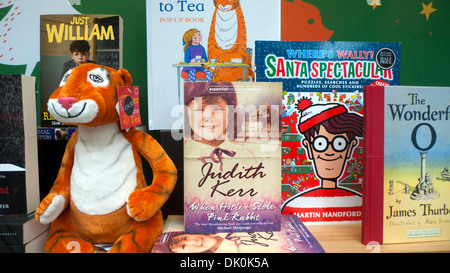 Judith Kerr Bücher der Kinder Anzeige im Fenster von Waterstones Book Store & Wenn Hitler Stole rosa Kaninchen Buch London WC1England UK KATHY DEWITT Stockfoto