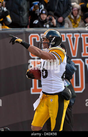 2. Januar 2011 - Cleveland, Ohio, USA - Pittsburgh Steelers Wide Receiver Hines Ward (86) feiert seinen dritten Quartal Touchdown fangen gegen die Cleveland Browns.  Die Pittsburgh Steelers gegen die Cleveland Browns 41-9 um die AFC North Division in das Spiel gespielt in Cleveland Browns Stadium in Cleveland Ohio zu gewinnen. (Kredit-Bild: © Frank Jansky/Southcreek Global/ZUMAPRESS.com) Stockfoto