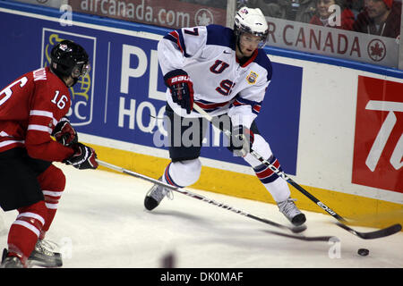 3. Januar 2011 auszieht - Buffalo, New York, Vereinigte Staaten von Amerika - Team USA Verteidiger (#7) Derek Forbort den Puck von der US-Zone im Halbfinale Spiel der 2011 IIHF U20 Eishockey-Weltmeisterschaft in der HSBC Arena in Buffalo, New York.  Kanada schlagen die USA 4-1 (Credit-Bild: © Steve DeMeo/Southcreek Global/ZUMApress.com) Stockfoto