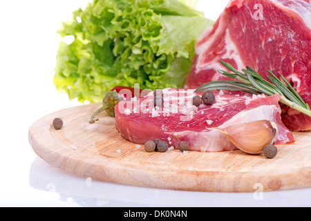 Rohes Fleisch, Gemüse und Gewürze, die isoliert auf weiss Stockfoto