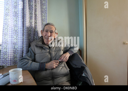 Ted Carter in seiner Nachkriegs-Fertighaus auf dem Excalibur in nstige, Südlondon. Er lebt dort seit den 70er Jahren. Stockfoto