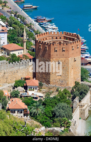 Schöne Aussicht auf die Stadt Alanya in der Türkei. Roter Turm und Hafen Stockfoto