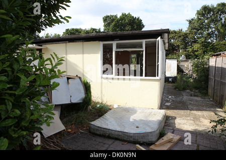 Mit Brettern vernagelt Nachkriegs-Fertighaus auf der Excalibur Estate, Caford, London. Lewisham Rat ist es, das Anwesen 186 Prefabs zerstören Stockfoto