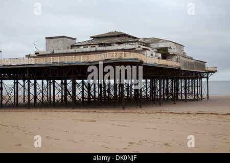 Die alte verfallene Victoria Pier in Colwyn Bay an der Küste von Nordwales, eröffnet im Jahr 1900 und der Öffentlichkeit Juli 2008 geschlossen. Stockfoto