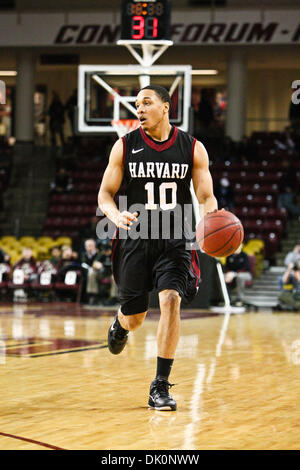 5. Januar 2011 - Chestnut Hill, Massachusetts, läuft Vereinigte Staaten von Amerika - Harvard Crimson Wache Brandyn Curry (10) der Basketball in Boston College Gebiet.  Harvard besiegt Boston College 78 - 69. (Kredit-Bild: © Mark Box/Southcreek Global/ZUMAPRESS.com) Stockfoto