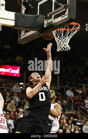 5. Januar 2011 - Chestnut Hill, Massachusetts, lädt Vereinigte Staaten von Amerika - Harvard Crimson Wache Laurent Rivard (0) der Vorstand für zwei Punkte gegen Boston College.  Harvard besiegt Boston College 78 - 69. (Kredit-Bild: © Mark Box/Southcreek Global/ZUMAPRESS.com) Stockfoto