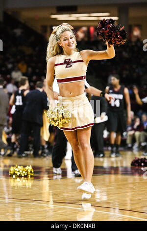 5. Januar 2011 - Chestnut Hill, Massachusetts, Vereinigte Staaten von Amerika - Boston College Cheerleader Wellen an die Fans während einer Boston College-Auszeit im Spiel gegen die Harvard University.  Harvard besiegt Boston College 78 - 69. (Kredit-Bild: © Mark Box/Southcreek Global/ZUMAPRESS.com) Stockfoto