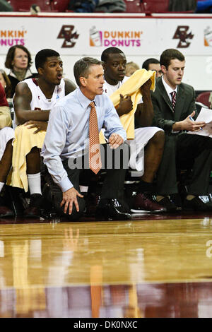 5. Januar 2011 - Chestnut Hill, Massachusetts, Vereinigte Staaten von Amerika - Boston College Eagles Cheftrainer Steve Donahue blickt auf als seine Team-Kämpfe im Spiel gegen Harvard.  Harvard besiegt Boston College 78 - 69. (Kredit-Bild: © Mark Box/Southcreek Global/ZUMAPRESS.com) Stockfoto