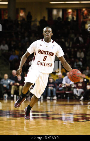 5. Januar 2011 - läuft Chestnut Hill, Massachusetts, Vereinigte Staaten von Amerika - Boston College Eagles Guard Reggie Jackson (0) der Basketball in Harvard Gebiet in den letzten Minuten des Spiels.  Harvard besiegt Boston College 78 - 69. (Kredit-Bild: © Mark Box/Southcreek Global/ZUMAPRESS.com) Stockfoto