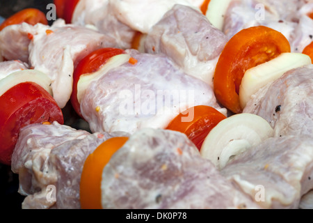 Rohe Schaschlik am Spieß Stockfoto