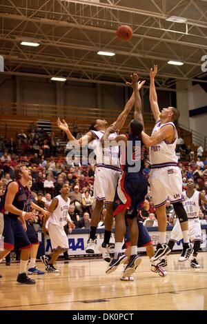 6. Januar 2011 - Los Angeles, California, Vereinigte Staaten von Amerika - 6. Januar 2011: LMU Quincy Lawson (20) und Edgar Garibay (21) nach oben für einen Rebound über Saint Mary's Tim Williams (25).  Heiliges Marys schlagen Loyola Marymount 98-75. (Kredit-Bild: © Josh Kapelle/Southcreek Global/ZUMAPRESS.com) Stockfoto