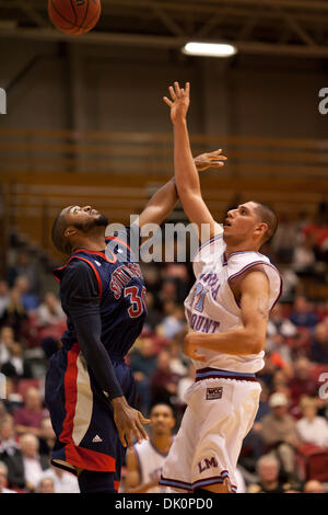 6. Januar 2011 - Los Angeles, California, Vereinigte Staaten von Amerika - 6. Januar 2011: Saint Mary's Kenton Walker (30) und LMUs Edgar Garibay (21) suchen einen Rebound herunter zu kommen.  Heiliges Marys schlagen Loyola Marymount 98-75. (Kredit-Bild: © Josh Kapelle/Southcreek Global/ZUMAPRESS.com) Stockfoto