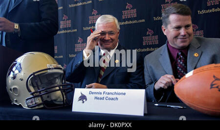 7. Januar 2011 rechnet - San Marcos, TX, USA - Sport Dennis Franchione mit athletischer Direktor Larry Teis, wie er als Kopf Fußball-Trainer an der Texas State University am 7. Januar 2011 präsentiert wird. Tom Reel/Personal (Kredit-Bild: © San Antonio Express-News/ZUMAPRESS.com) Stockfoto