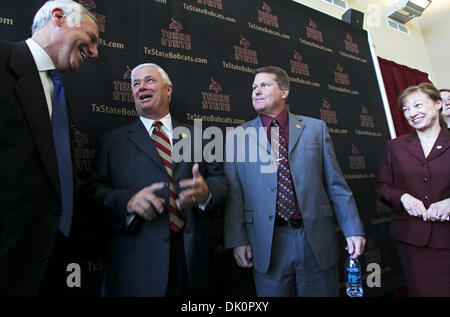 7. Januar 2011 spricht - San Marcos, TX, USA - Sport Dennis Franchione (Mitte links) mit Charles Amato (v.l.), Larry Teis und Denise Trauth nach als Kopf Fußball-Trainer an der Texas State University am 7. Januar 2011 eingeführt. Tom Reel/Personal (Kredit-Bild: © San Antonio Express-News/ZUMAPRESS.com) Stockfoto