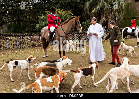 Ein Laien Minister bietet den Segen der Hunde zum Start der Saison Fuchsjagd in Middleton Place Plantation, Charleston, South Carolina. Stockfoto